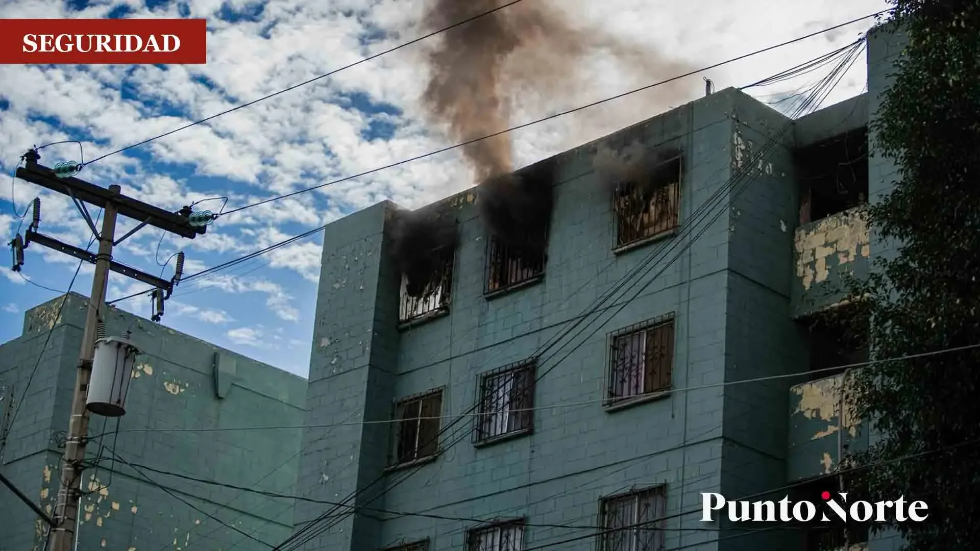 Bomberos controlan el incendio en un edificio de departamentos en Tijuana.