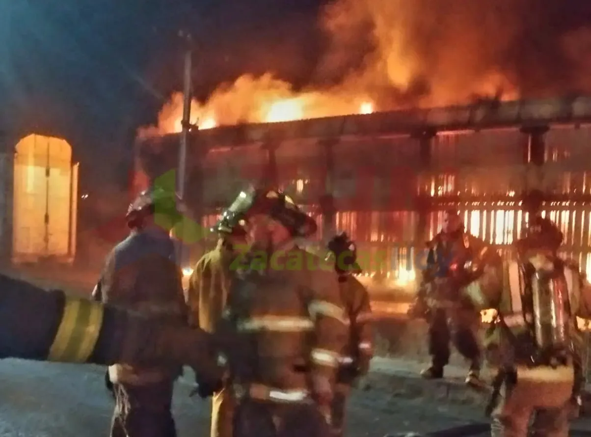 Bomberos controlan el incendio en un vagón de ferrocarril en Zacatecas.