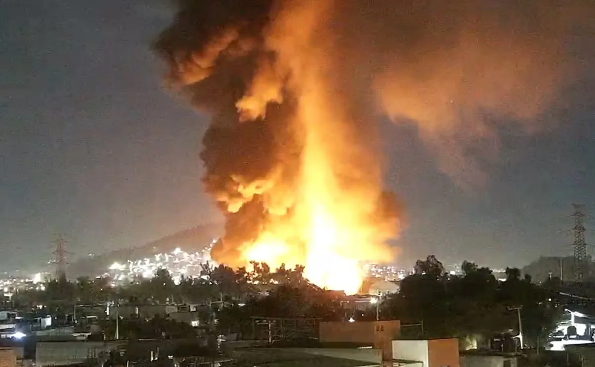 Bomberos controlan el incendio en una bodega en Xalostoc, Ecatepec.
