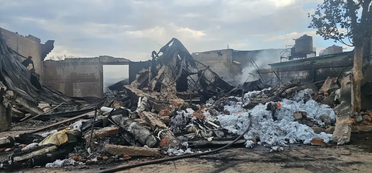 Rápida acción de emergencias evitó daños a viviendas cercanas.