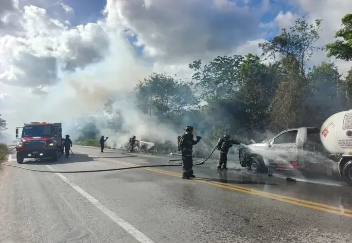 Un incendio en una pipa de gas fue atendido rápidamente para evitar un accidente mayor.