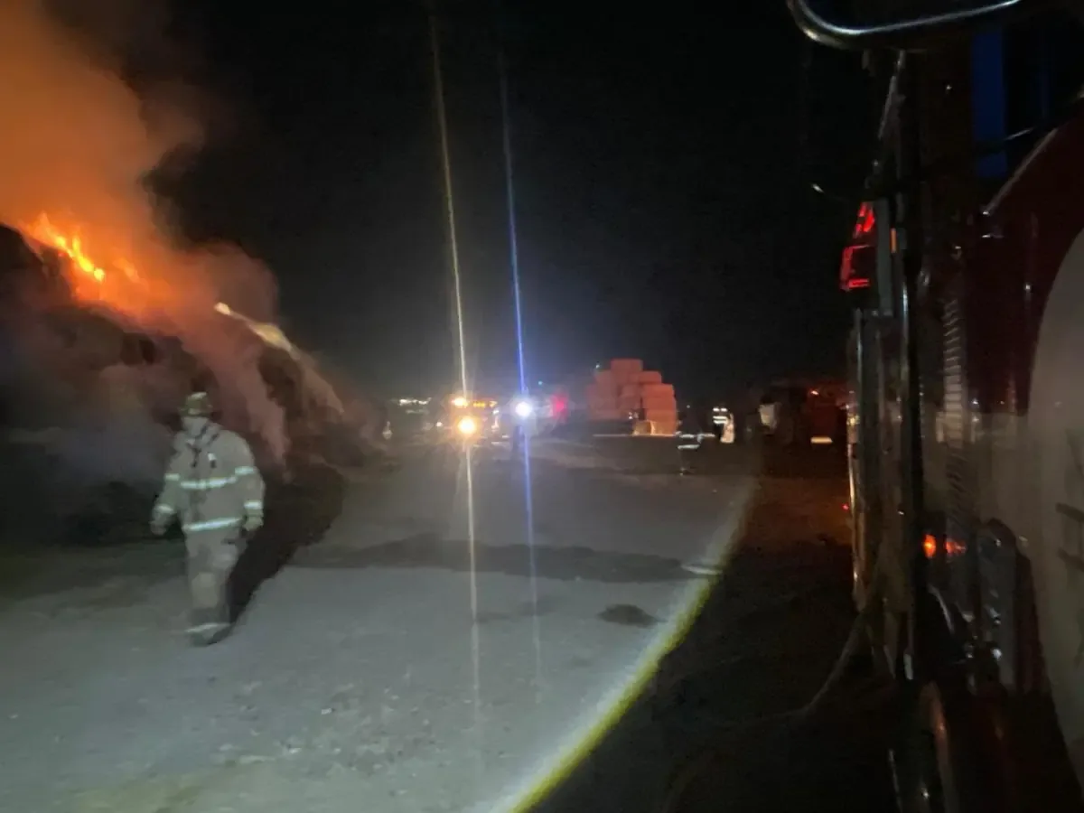 Bomberos de Ciudad Juárez controlan un incendio en el ejido Sauzal que afecta el negocio Lechería Escobar.