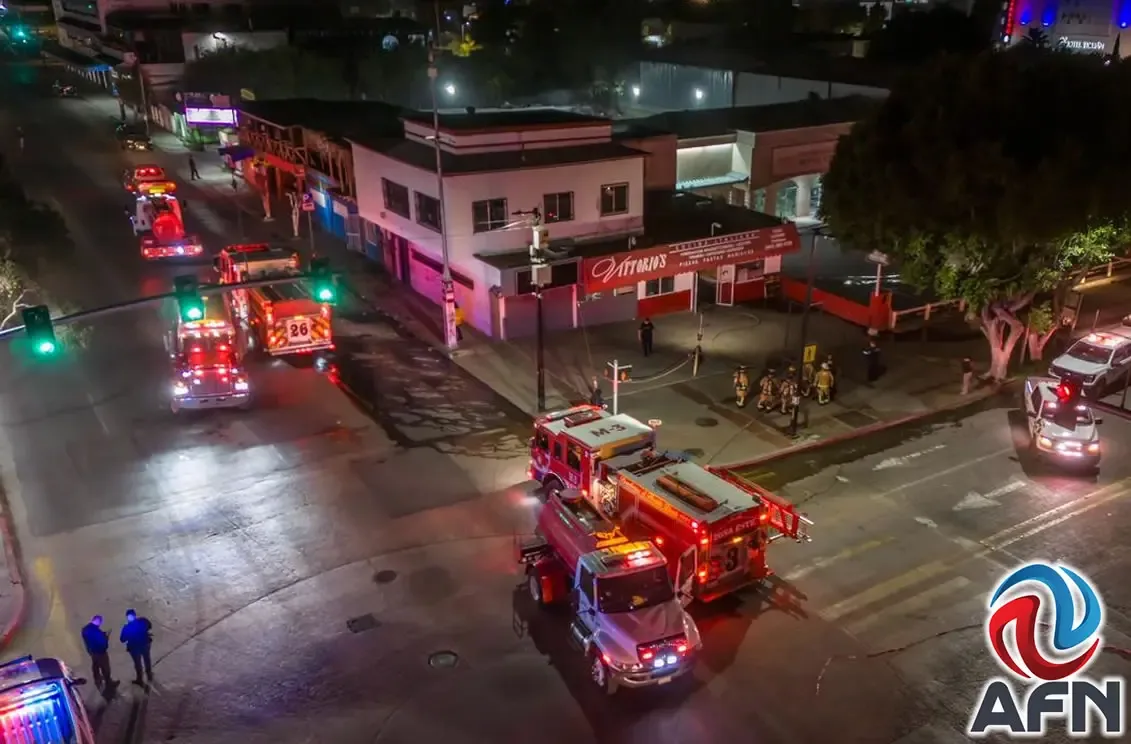 Bomberos controlan un conato de incendio en el restaurante Vittorios en Tijuana.