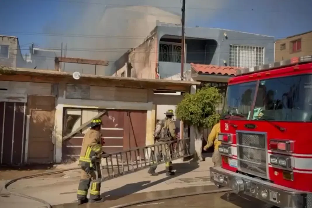 Bomberos controlan un incendio en una vivienda en Murua Campestre.