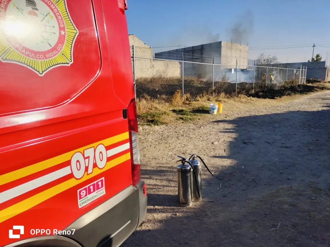 Bomberos controlando el incendio en Tepeapulco, Hidalgo.