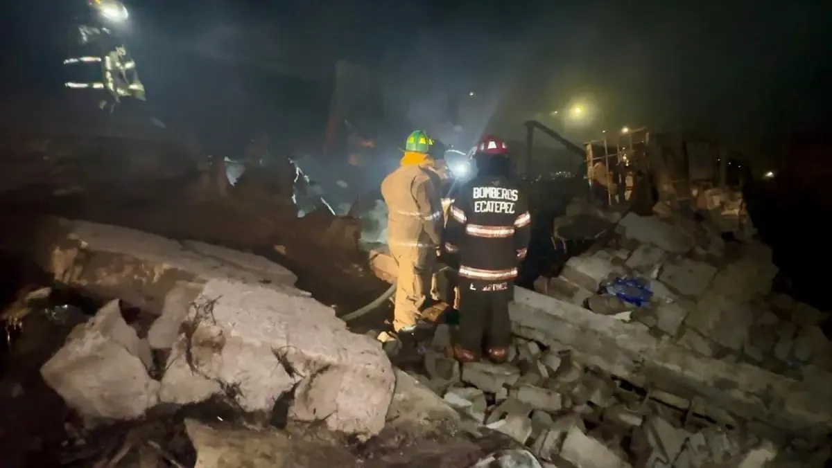 Bomberos controlando el incendio en una bodega clandestina en Ecatepec.