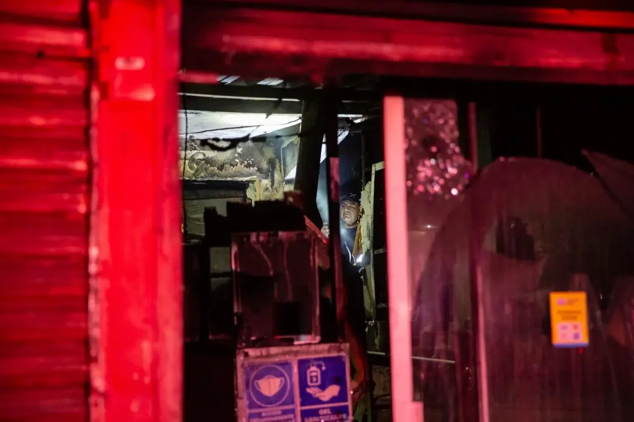 Bomberos controlando las llamas en el restaurante “El Nuevo Rincón de Jerez”.