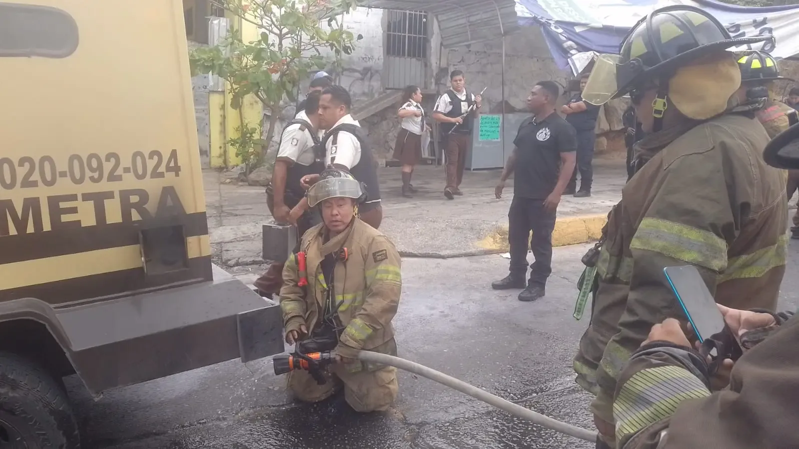 Bomberos de Acapulco atienden el incendio de un vehículo de traslado de valores.