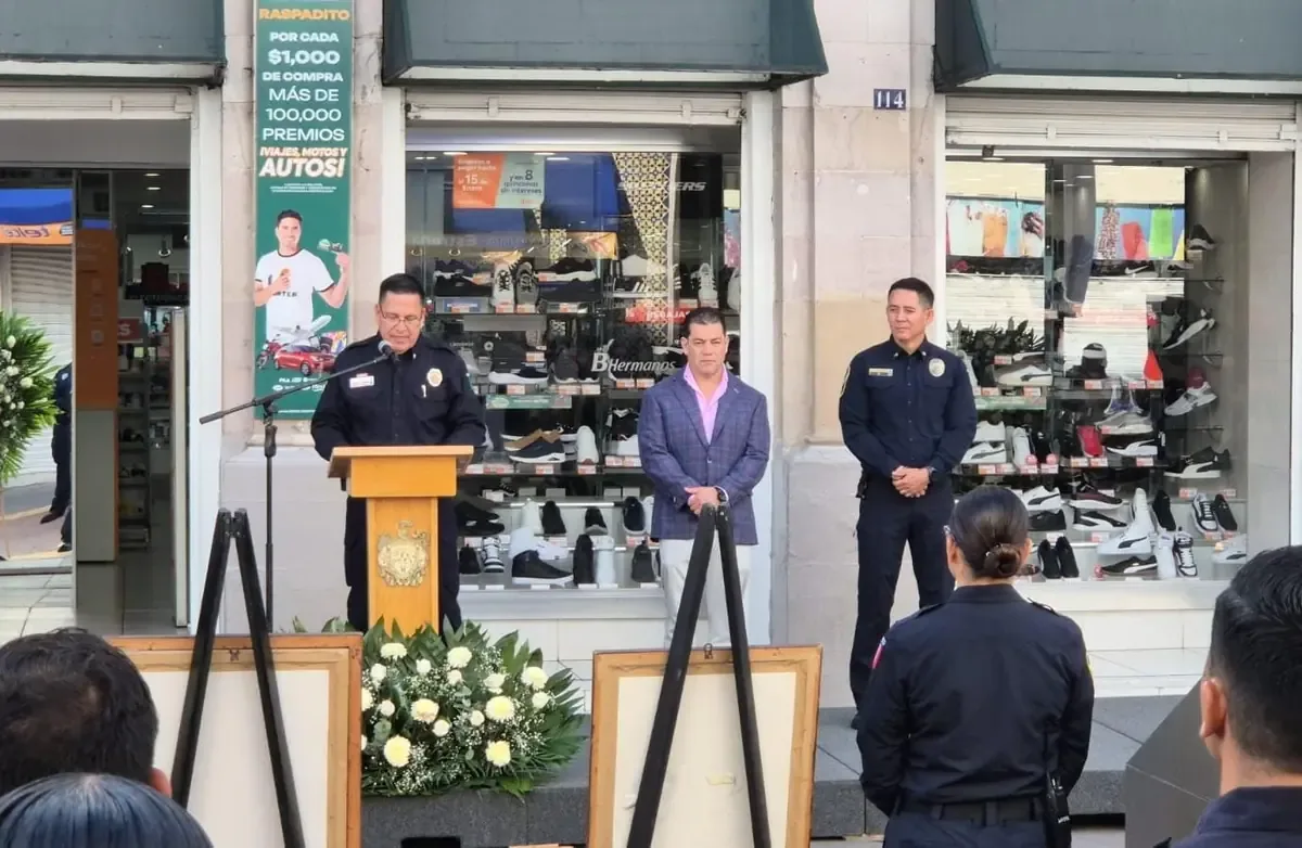 Se celebra ceremonia en honor a los bomberos que perdieron la vida durante un incendio en la ciudad hace 20 años.