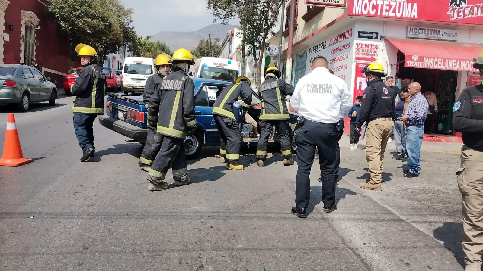 Bomberos de la SSPH durante el rescate de un conductor en Pachuca.