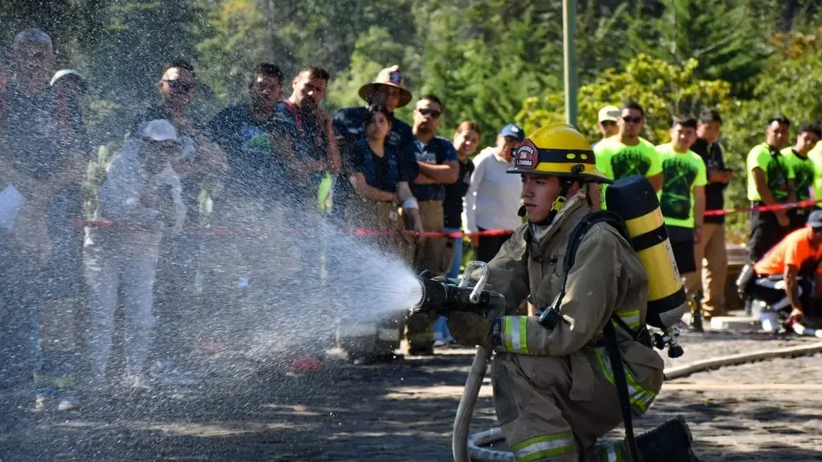 Este evento resalta el valor y la disciplina de los cuerpos de bomberos en Michoacán.