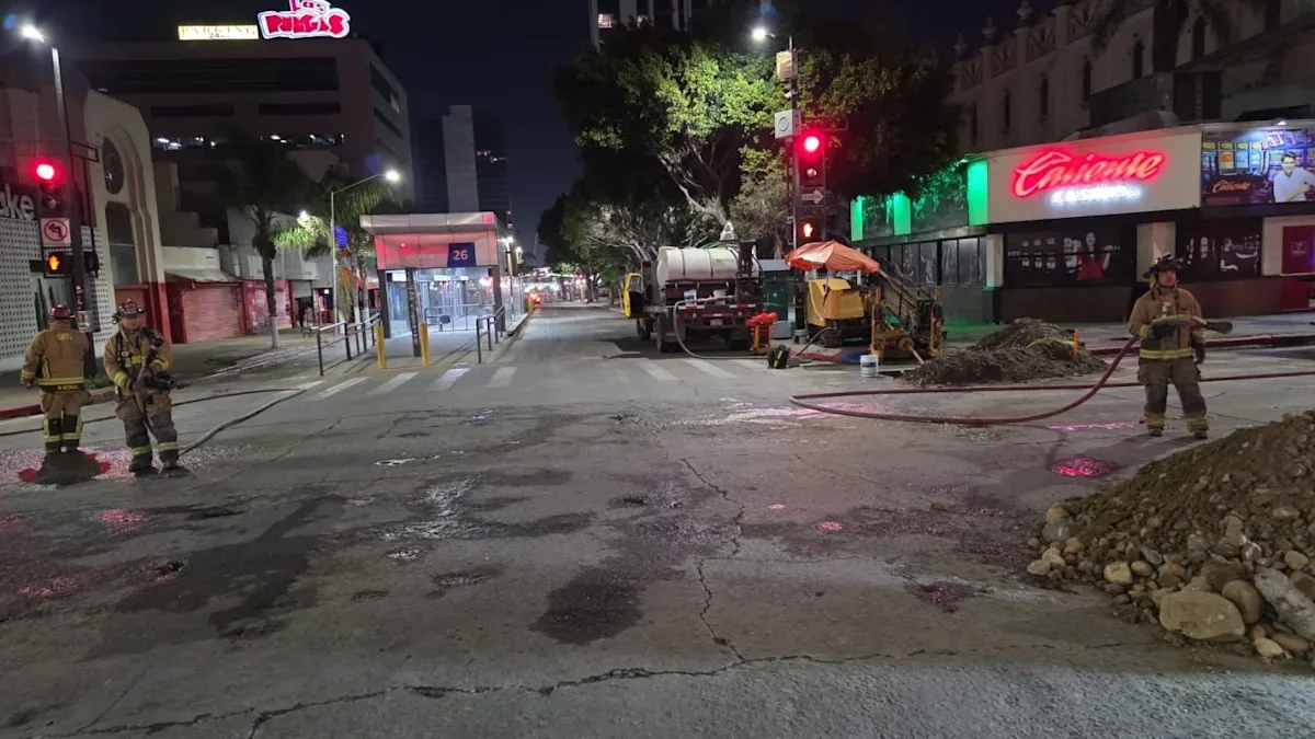 Bomberos de Tijuana durante la atención de la fuga de gas controlada.