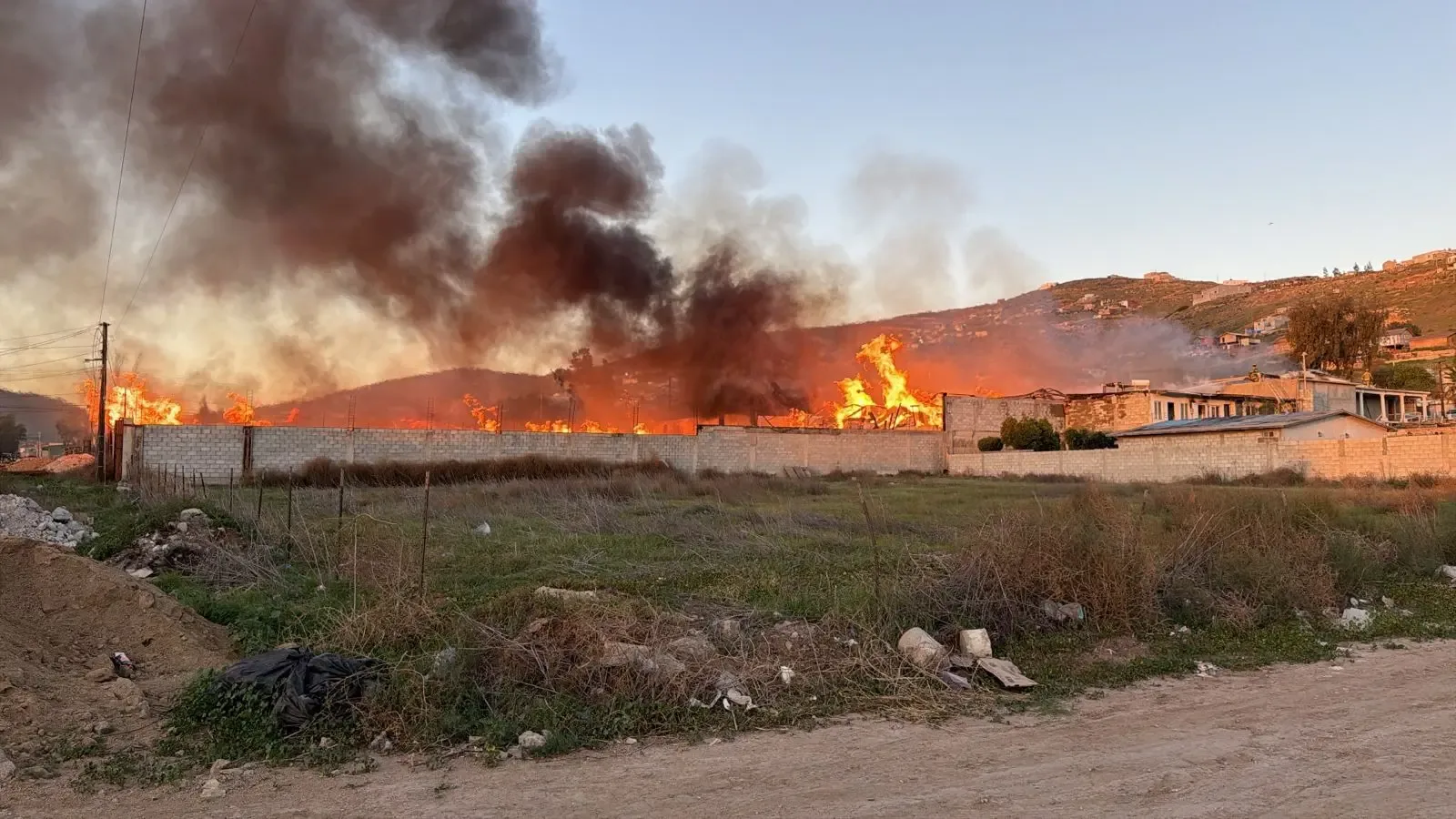 Bomberos en acción durante el incendio en Ojo de Agua, Tijuana.