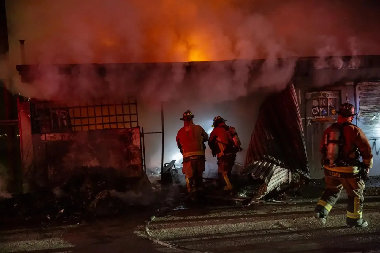 Bomberos en acción para sofocar el incendio en la colonia 20 de Noviembre.