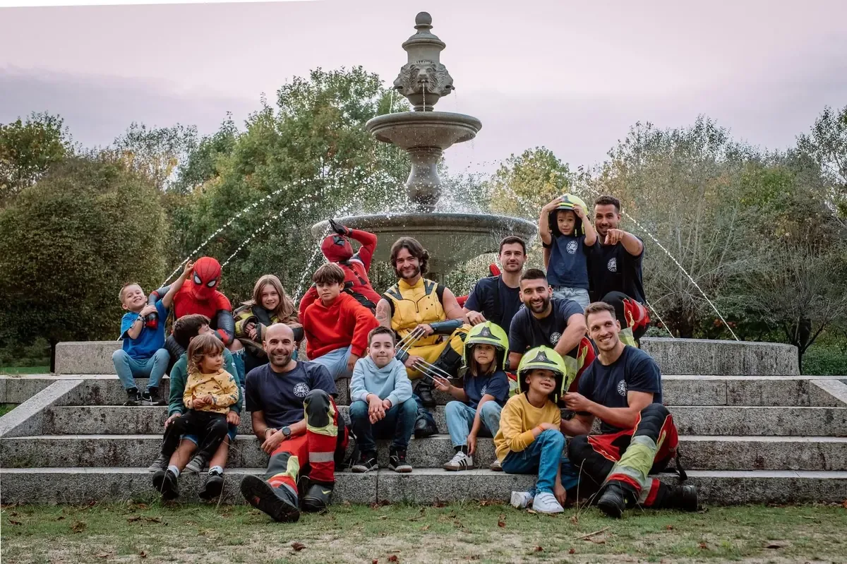 La asociación promueve valores de valentía y ayuda en hospitales y escuelas.