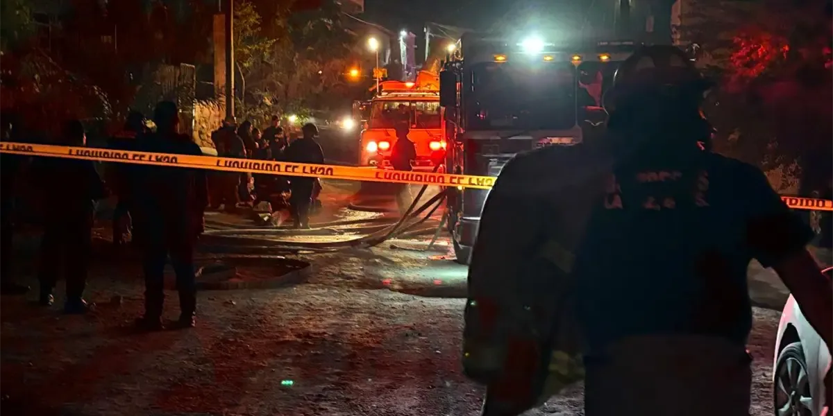 Bomberos luchan contra el incendio en la colonia Ampliación Navarro Rubio.