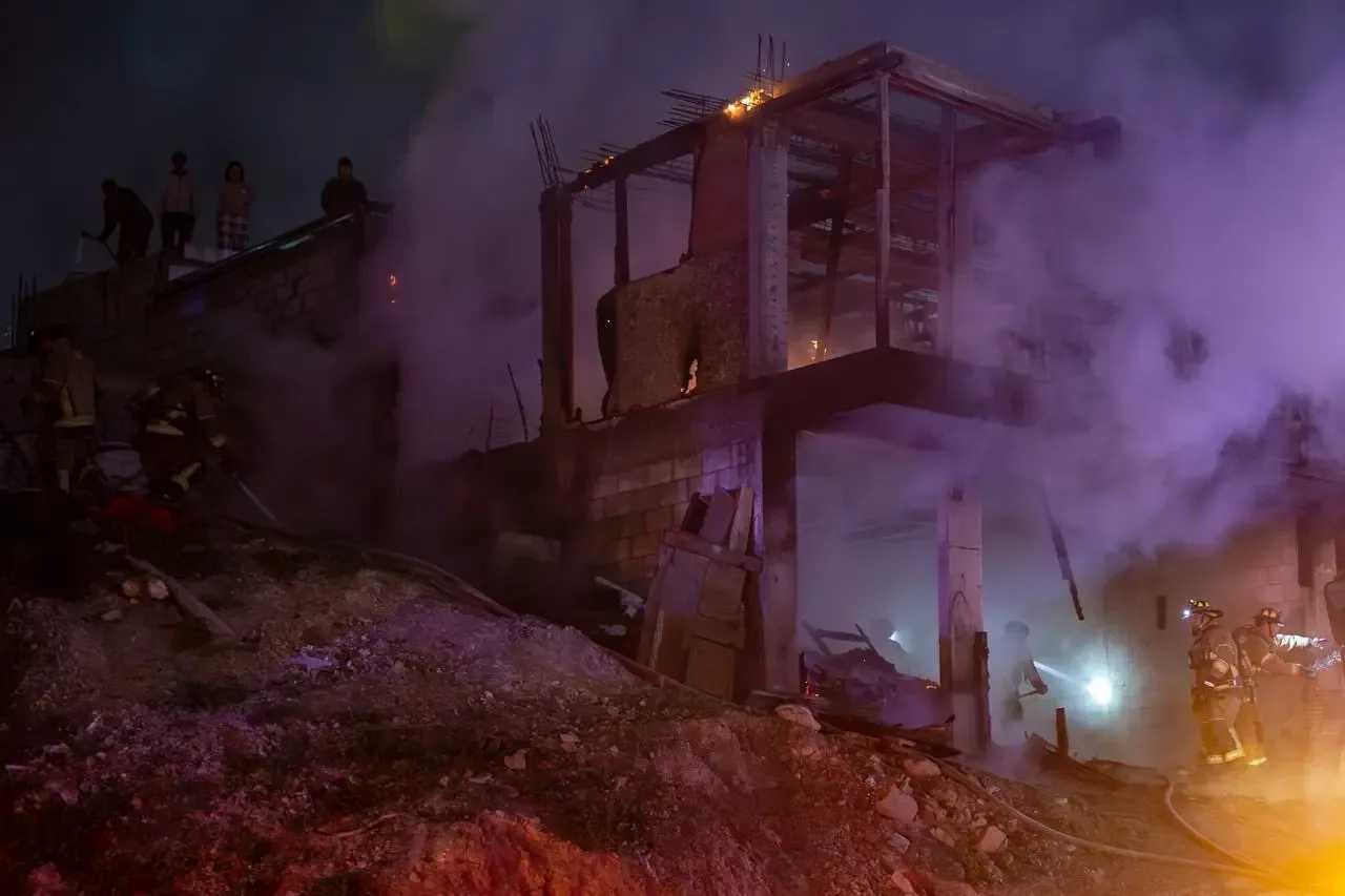 Bomberos luchan contra el incendio en la colonia El Florido.