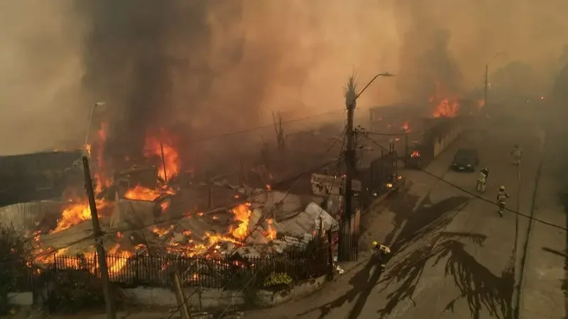 Bomberos luchan contra los incendios en la región de Biobío, Chile.