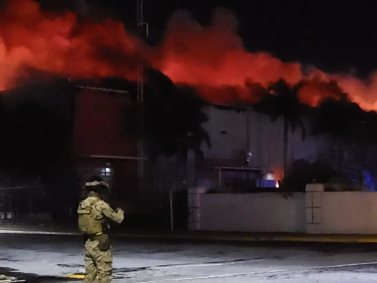 Bomberos luchando contra las llamas en la maquiladora Spellman en Matamoros.