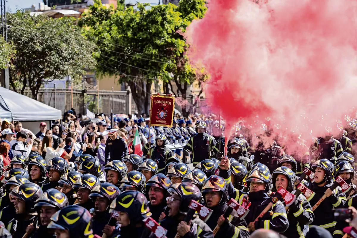 "Bomberos marchan por el 170 aniversario del Heroico Cuerpo en CDMX."