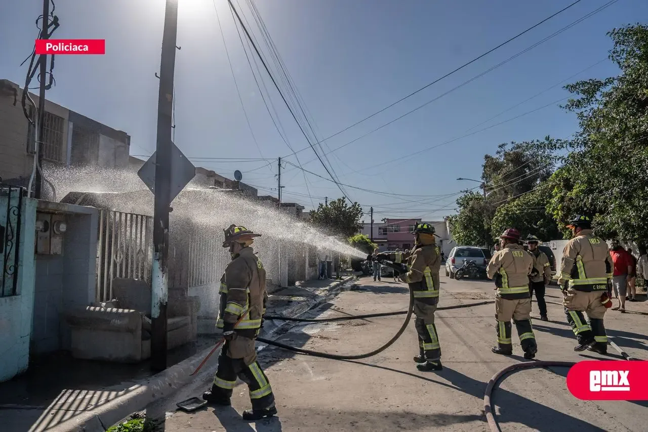 Bomberos realizan exitoso rescate de una mujer en Otay Jardín tras incendio.