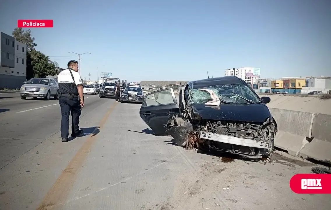 Bomberos realizan maniobras de rescate tras accidente en la Vía Rápida Poniente.