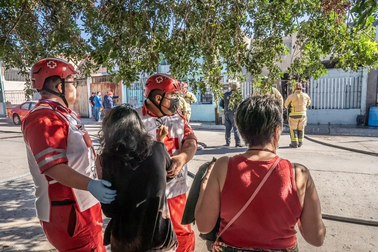 Bomberos realizando el rescate en un incendio en Otay Jardín, Tijuana.