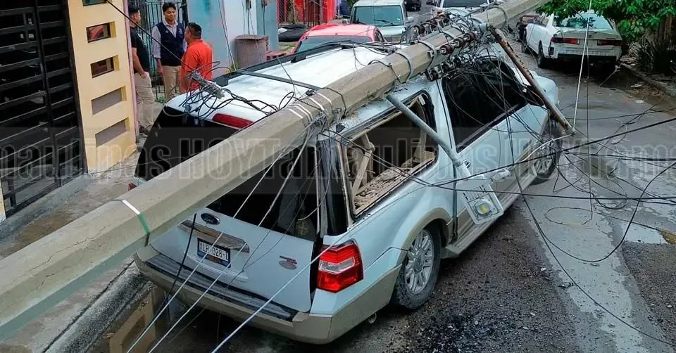 Una empleada fue salvada tras un accidente con postes de la CFE en lluvia.