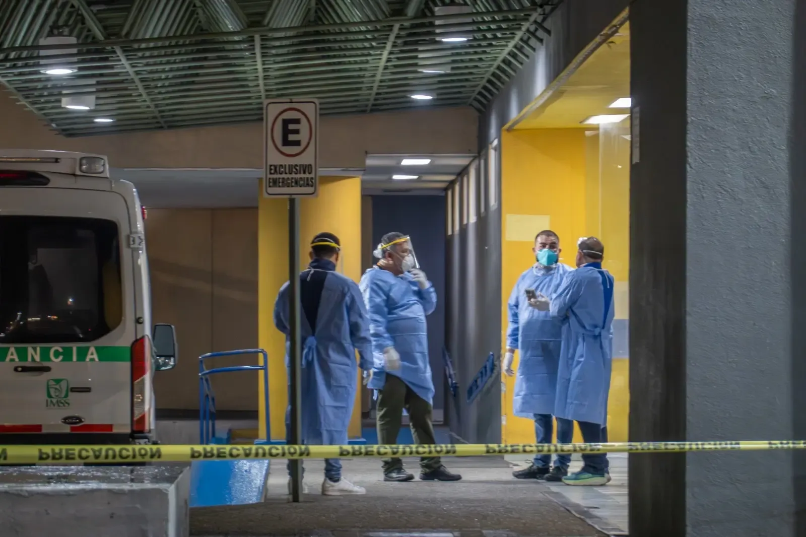 Bomberos Tijuana implementan protocolos de seguridad en la Clínica No. 1 del IMSS.