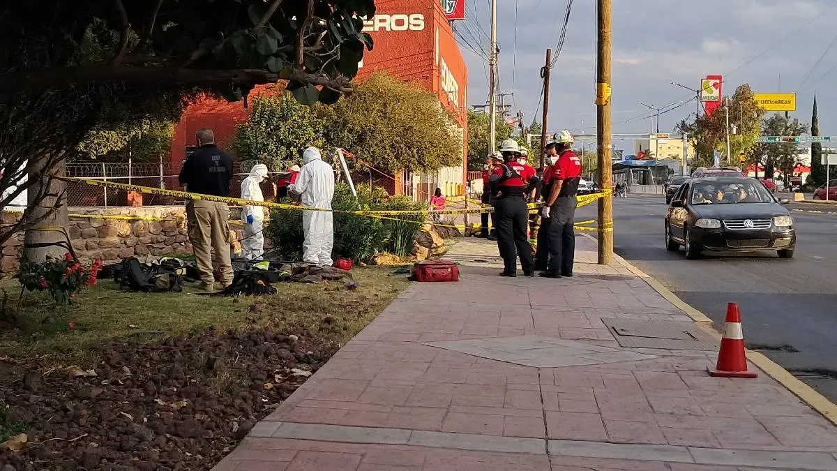 Bomberos trabajan en la extracción de un cuerpo de una cisterna en León.