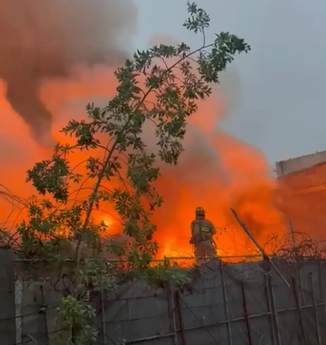 Bomberos trabajan en la zona afectada por el incendio en Zona Centro de Tijuana.