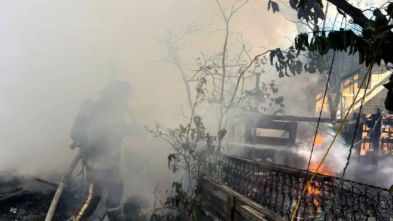 Bomberos trabajando en el control del incendio en la región 237 de Cancún.