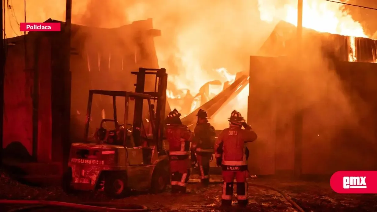 Bomberos trabajando para controlar el incendio en la tarimera en Tijuana.