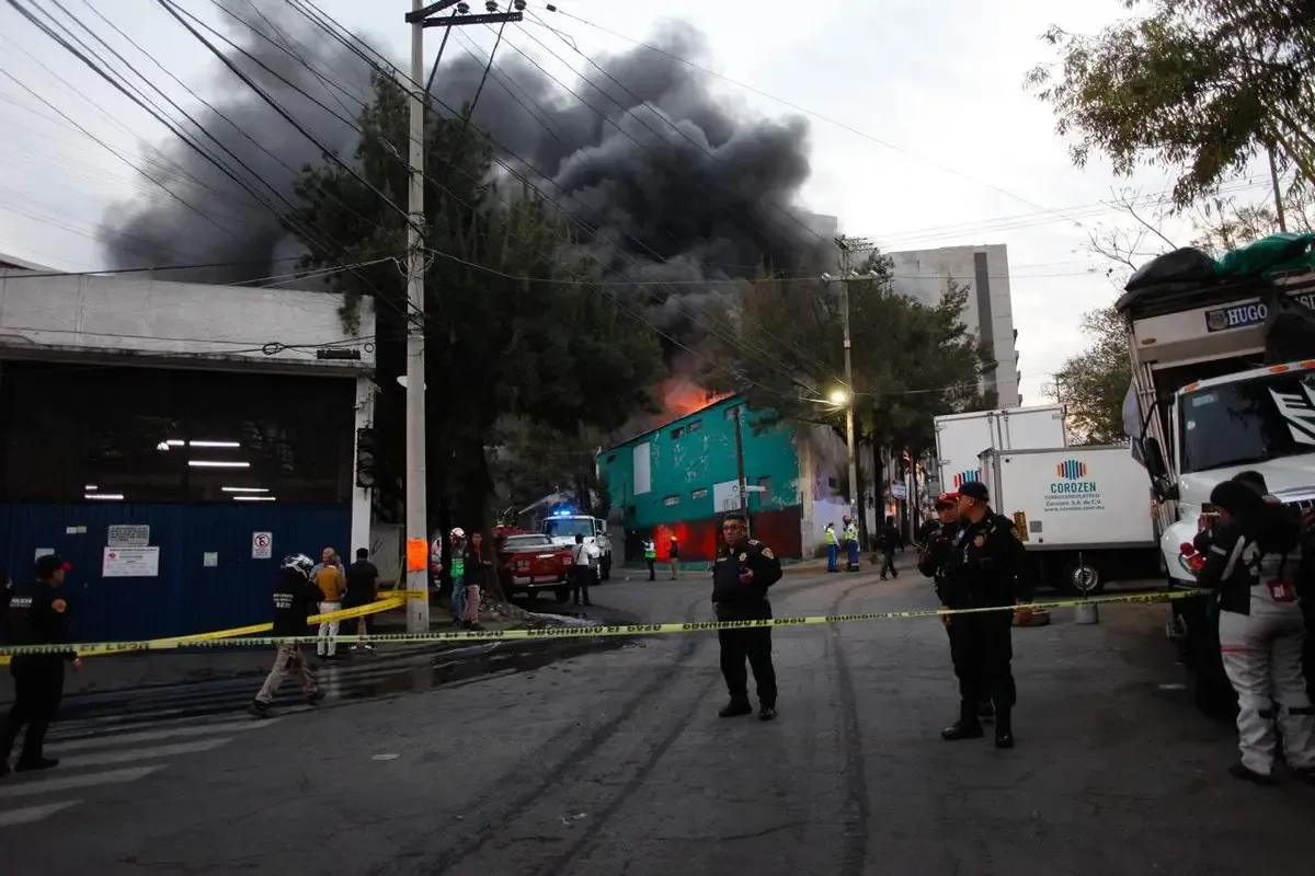 Bomberos trabajando para controlar el incendio en San Pedro de los Pinos.