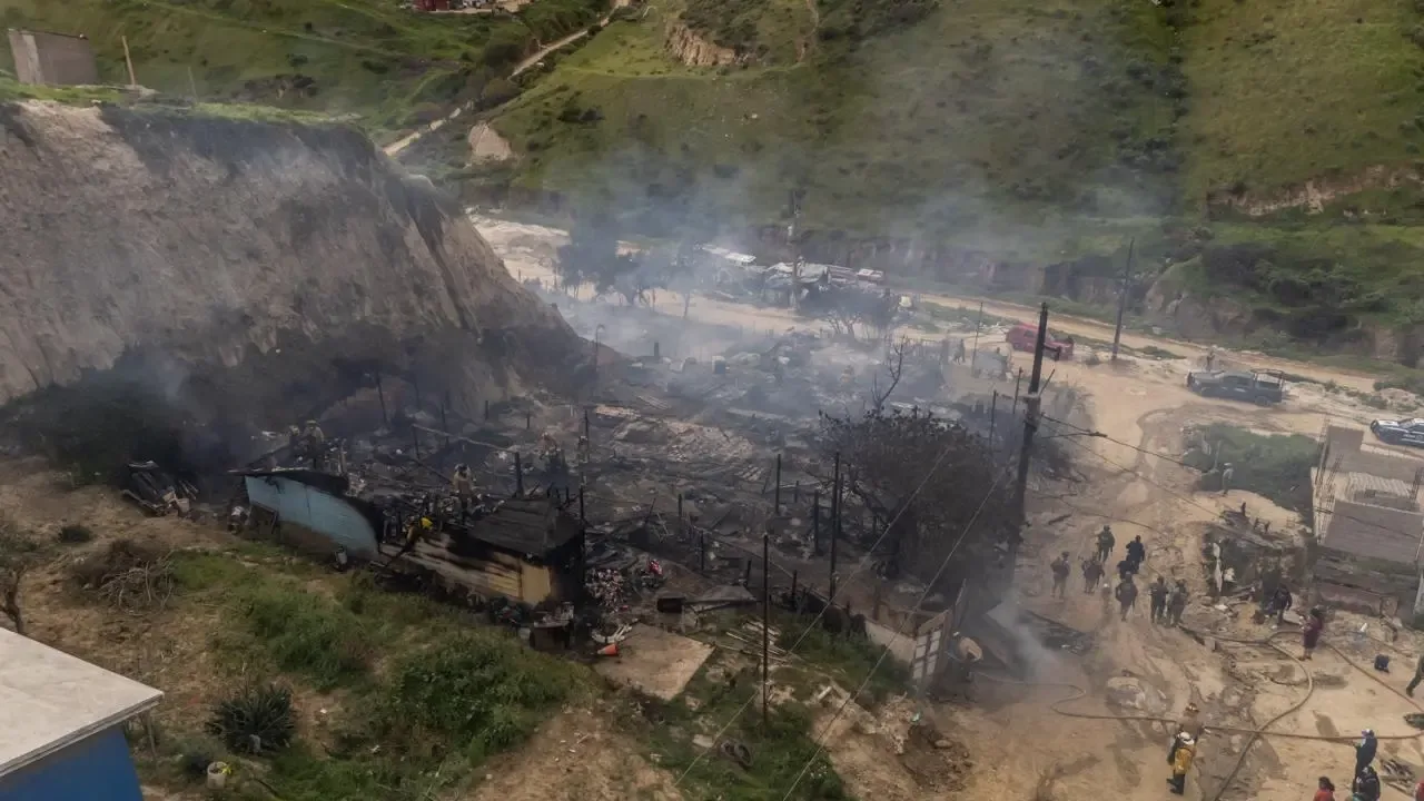 Bomberos trabajando para controlar el incendio en Rancho Las Flores, Tijuana.
