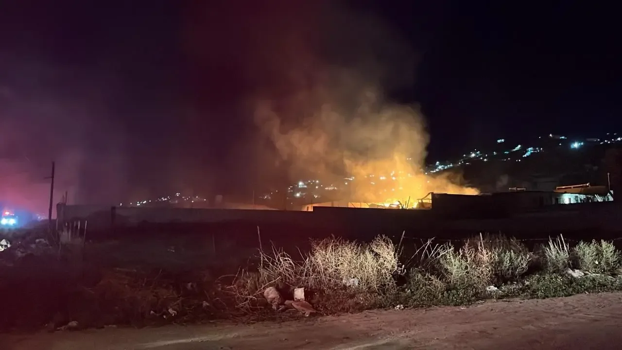 Bomberos trabajando para extinguir el incendio en Ojo de Agua.