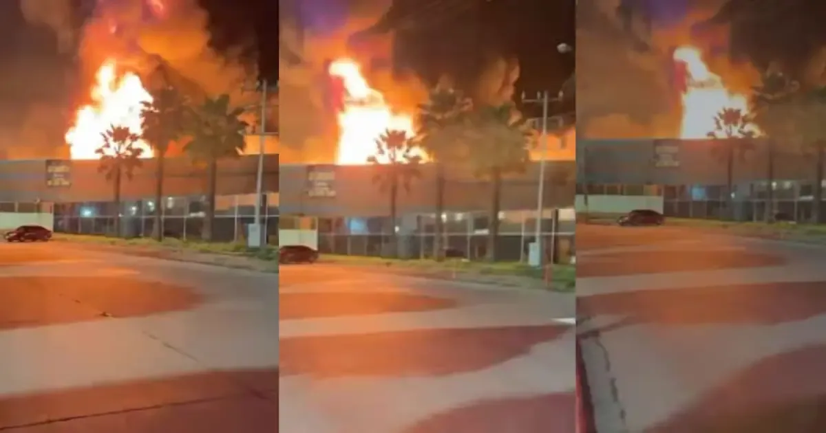 Bomberos y Policía trabajan para controlar el incendio sin reportar lesionados.