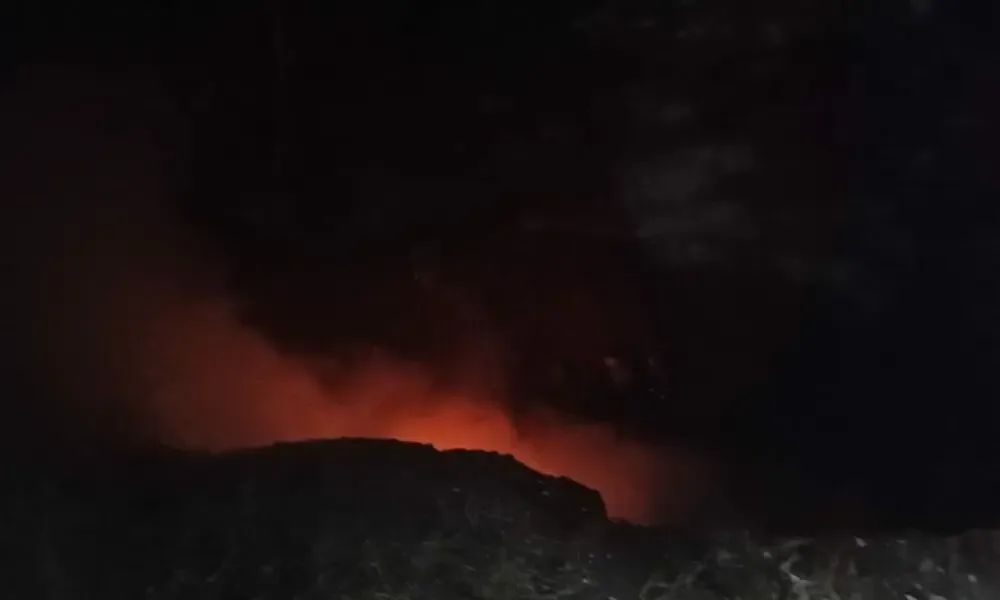 Bomberos y Seguridad Pública sofocan incendio en Jalpan de Serra.
