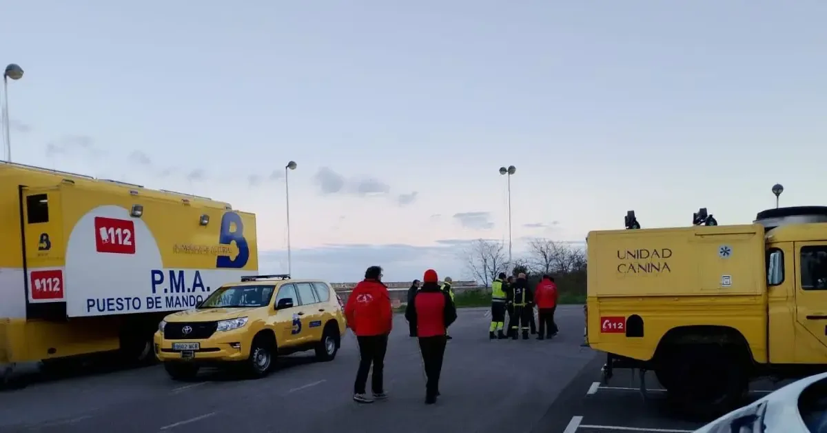 Bomberos y unidades de rescate realizan una intensa búsqueda tras la alerta de un testigo.