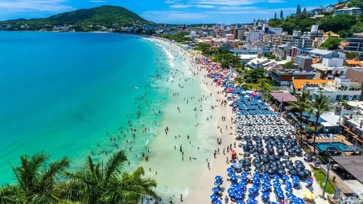 Bombinhas se destaca como una opción familiar con playas vírgenes y un ecosistema marino preservado.
