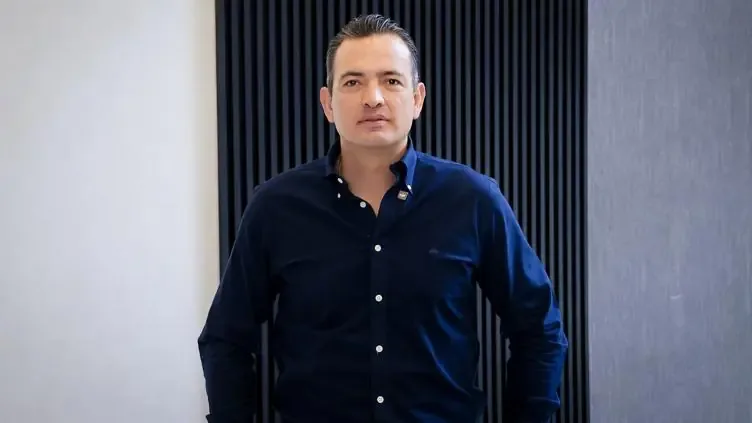 El alcalde de Chihuahua aboga por la mandataria y critica el uso político de instituciones federales.