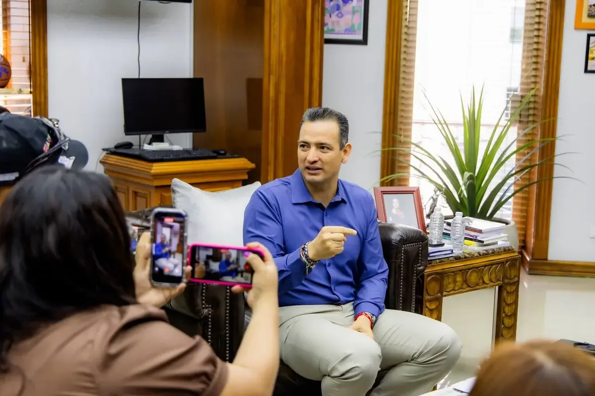 El alcalde de Chihuahua responde a críticas sobre cooperación internacional en seguridad.