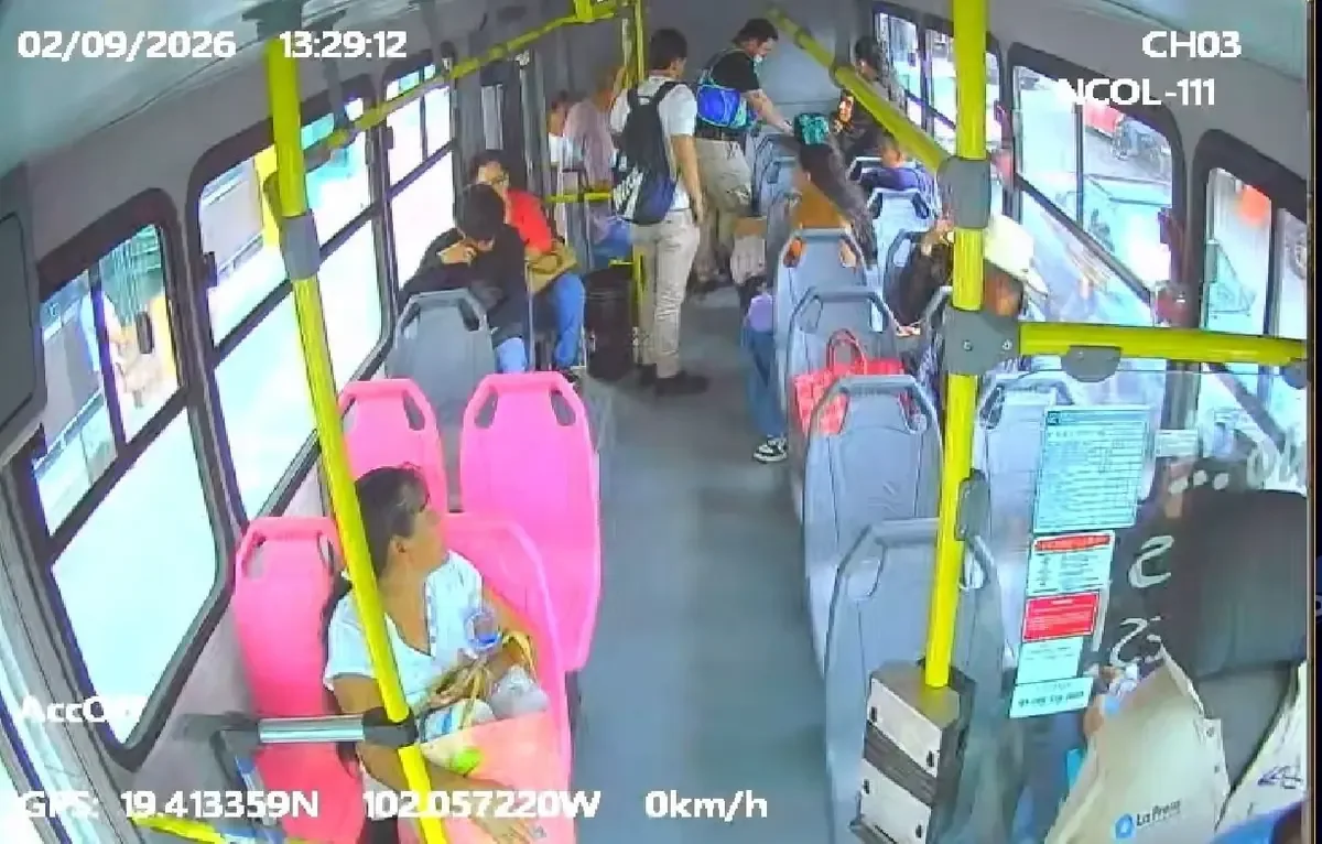 La activación del botón de pánico demuestra la preparación para situaciones de emergencia en transporte público.