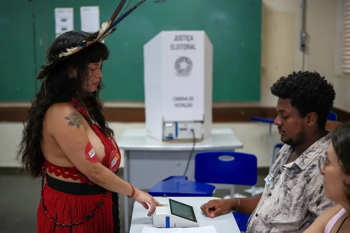 La decisión judicial de extender el horario electoral genera disputas sobre la legitimidad del proceso en Brasil.