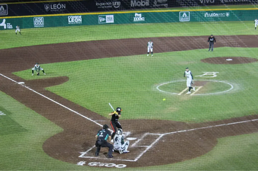 Bravas de León celebran su victoria ante Naranjeros en el estadio "TVCUATRO Domingo Santana".