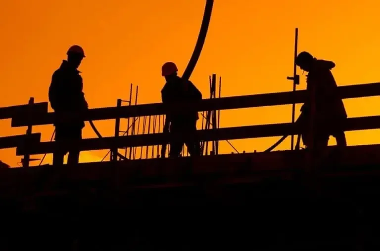 Sindicatos advierten que desigualdad salarial continúa afectando a mujeres en la provincia.