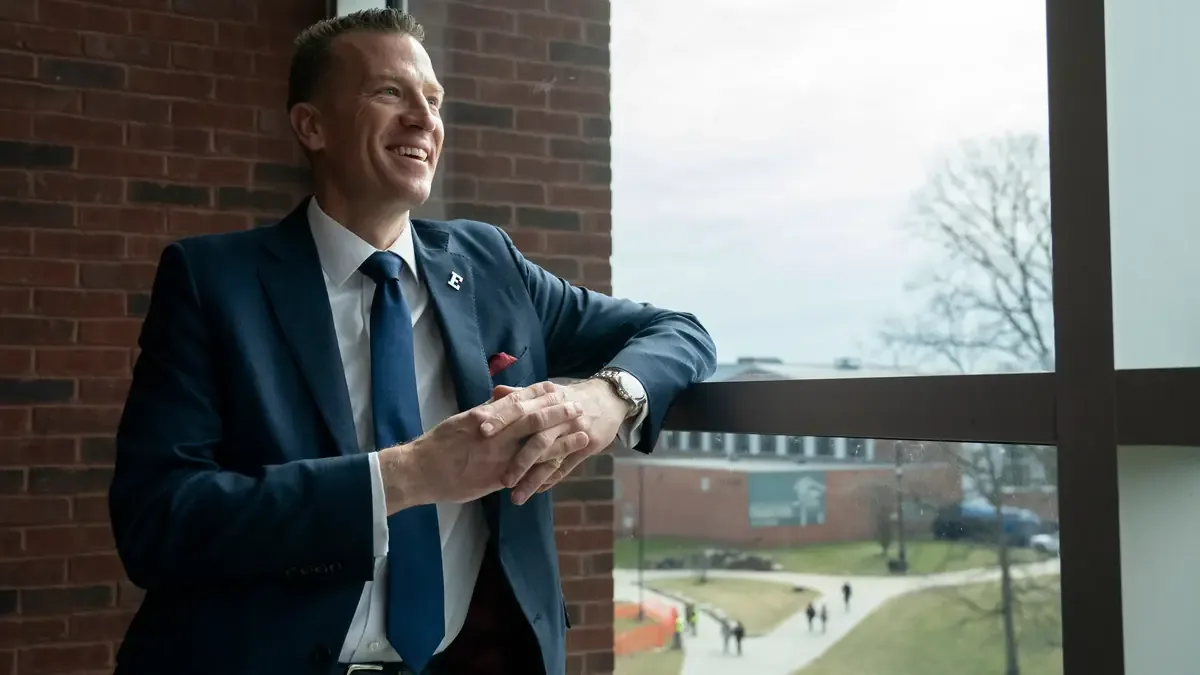 Brendan Kelly, al mando de la universidad, busca innovar el ambiente académico y social para los estudiantes.