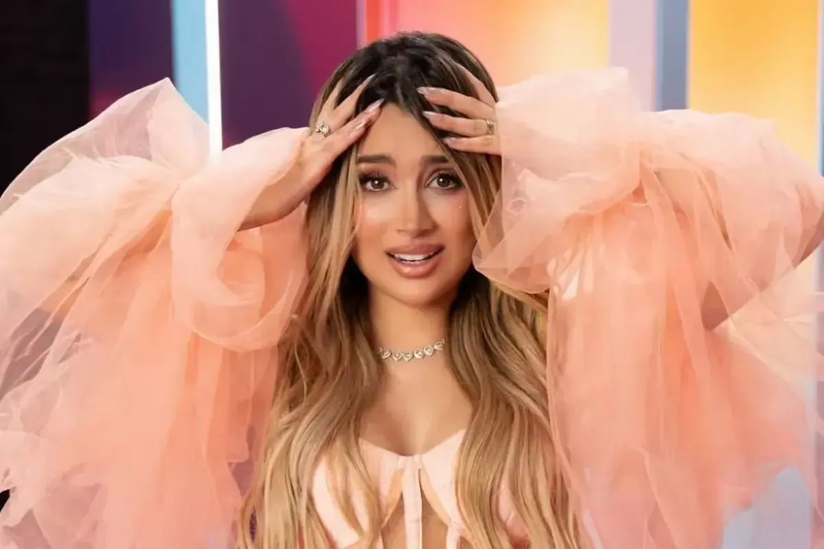 La influencer enfrenta un nuevo reto en la televisión y mantiene un gran número de seguidores en redes sociales.