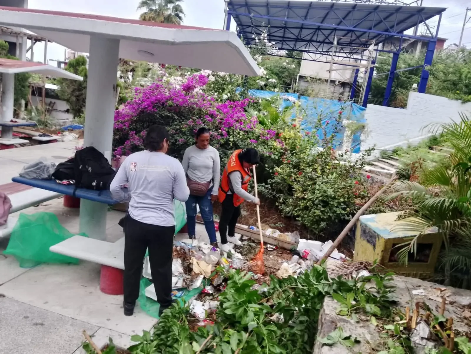 Brigadas de limpieza en acción en las calles de Acapulco.