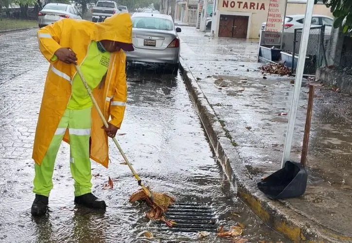 Brigadas operativas trabajando en las calles de Cancún para mitigar lluvias.